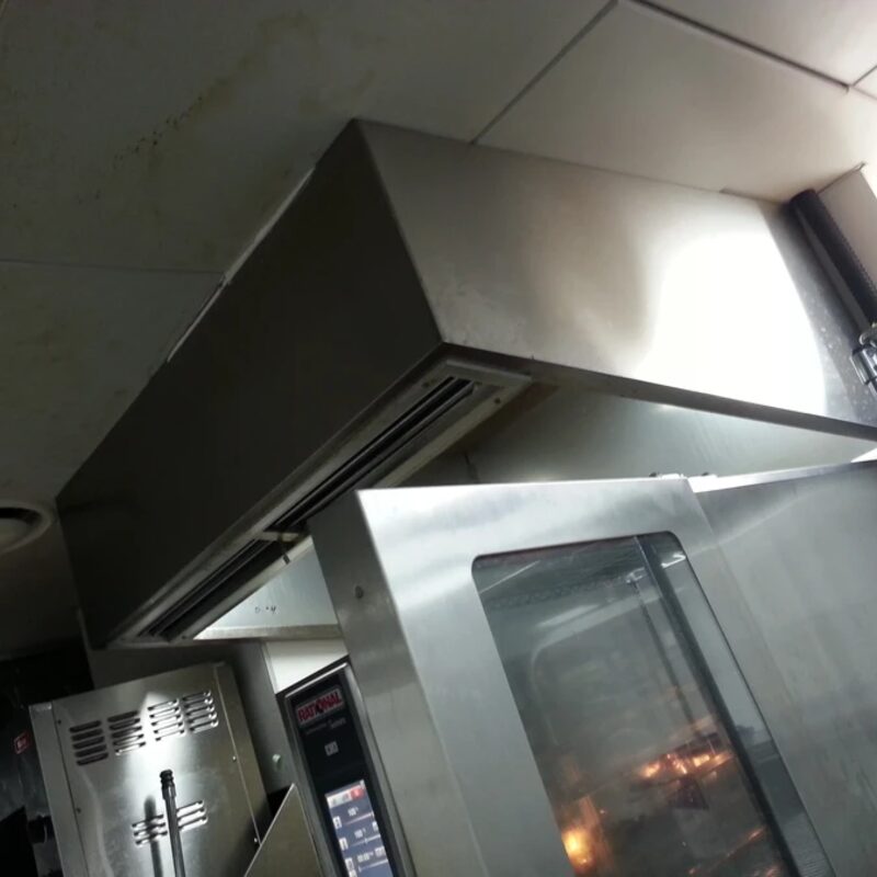 집유부 폐유 회수 작업 장면